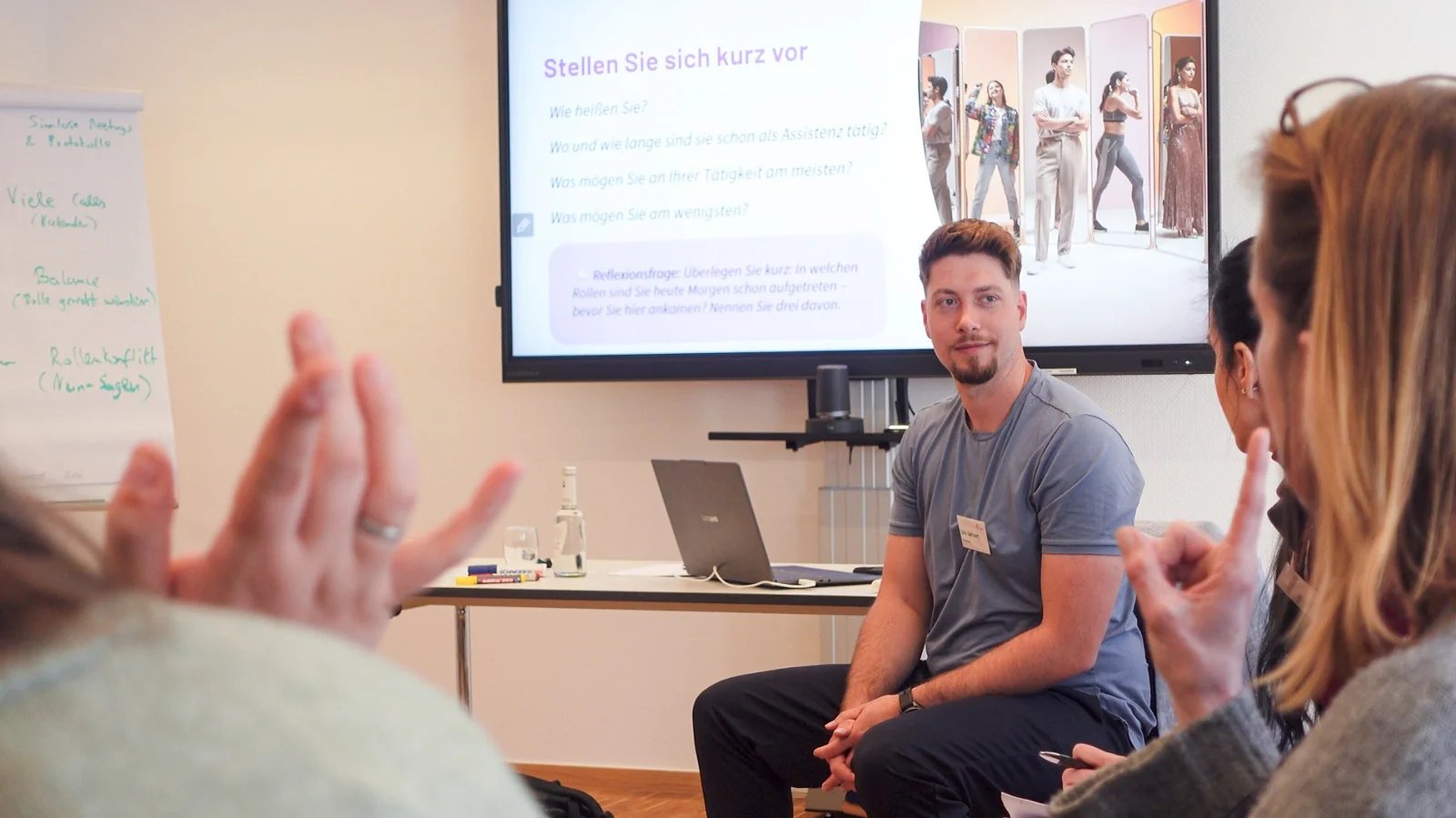 Udo Laubert im Austausch mit Teilnehmerinnen und Teilnehmern eines Seminars
